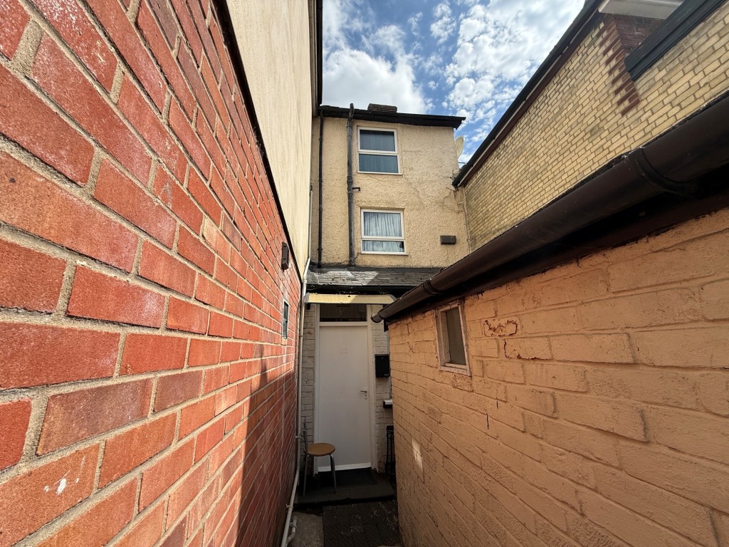 Lot: 119 - MIXED USE TOWN CENTRE INVESTMENT PROPERTY - Rear elevation and access to the flat